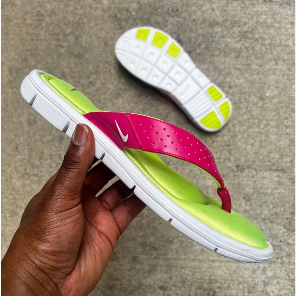 WMNS NIKE COMFORTS
THONGS PINKS LIMES WHITES FOOTBEDS